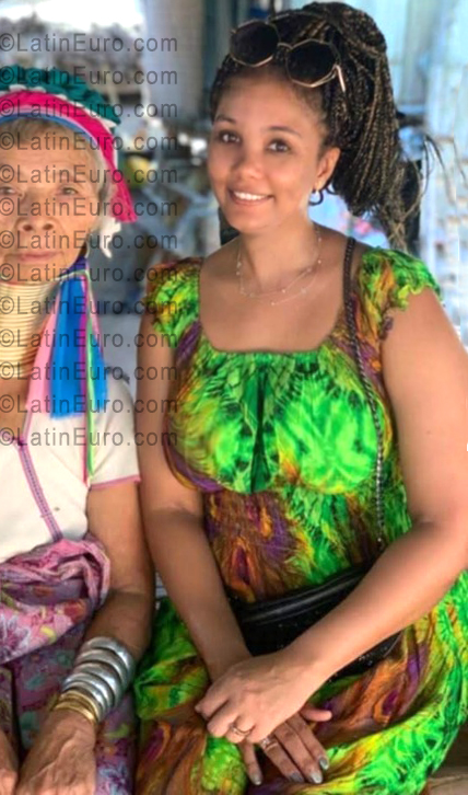 Date this foxy Dominican Republic girl Ariez from Santo Domingo DO56643