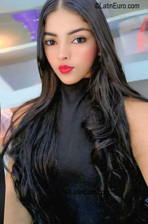 Date this hot Venezuela girl Aurora from Barcelona VE5729