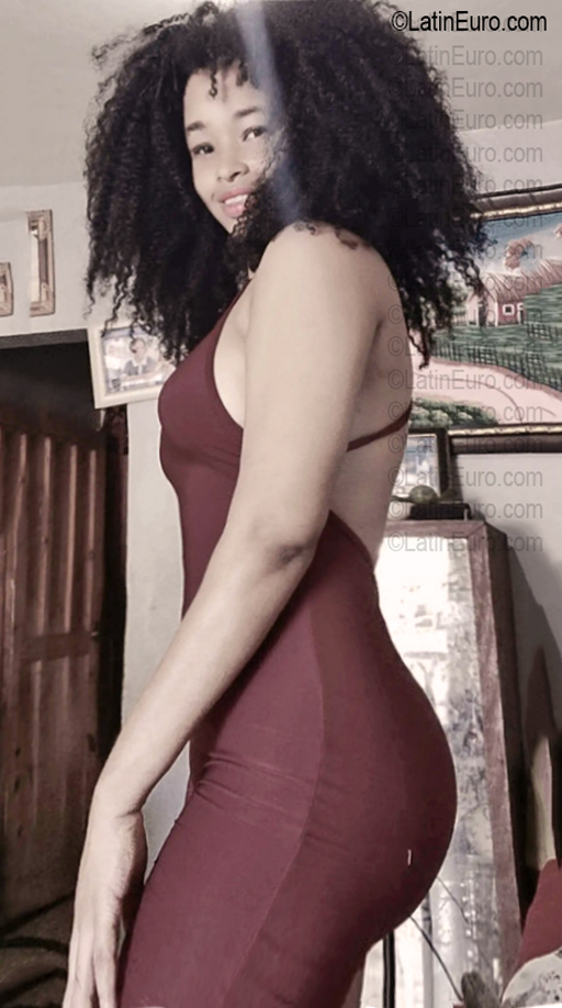 Date this stunning Dominican Republic girl Ruth from Santo Domingo DO56782