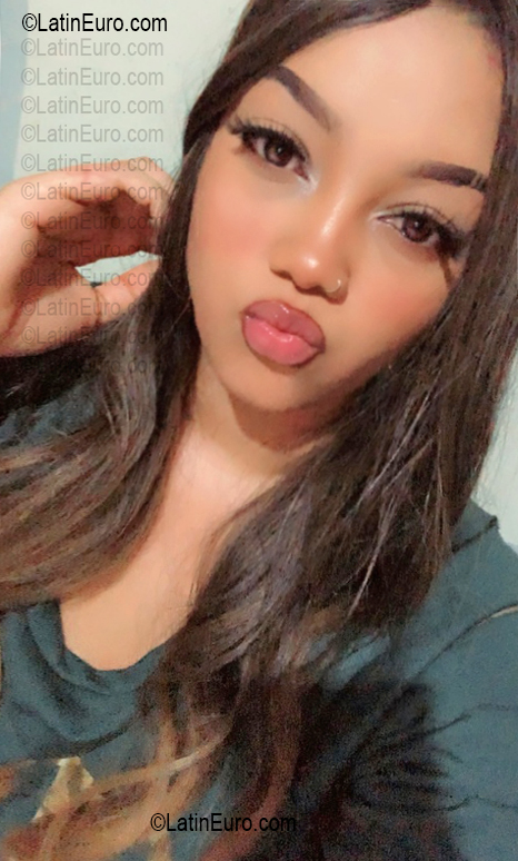 Date this hard body Dominican Republic girl Samanta Paola from Santo Domingo DO56844