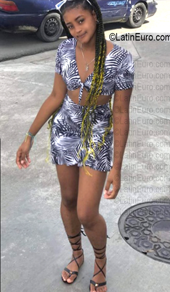Date this happy Dominican Republic girl Genesis from Santo Domingo DO56852