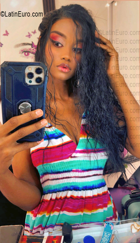 Date this athletic Dominican Republic girl Roxy from Barahona DO56911