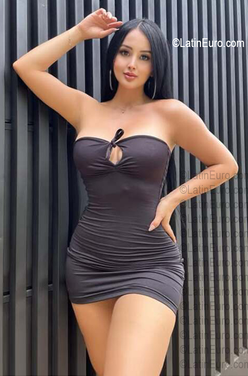 Date this voluptuous Colombia girl Careo from Colombia CO33830