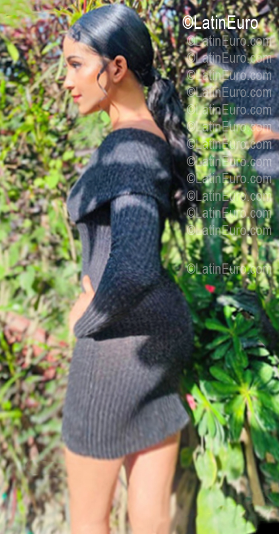 Date this foxy Dominican Republic girl Yaneris from Moca DO56973