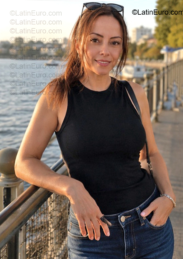 Date this fun Australia girl Sara from Perth AU373