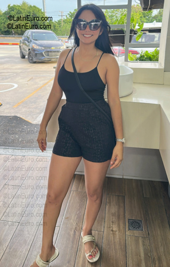 Date this voluptuous Dominican Republic girl Varonisa from Santo Domingo DO57346